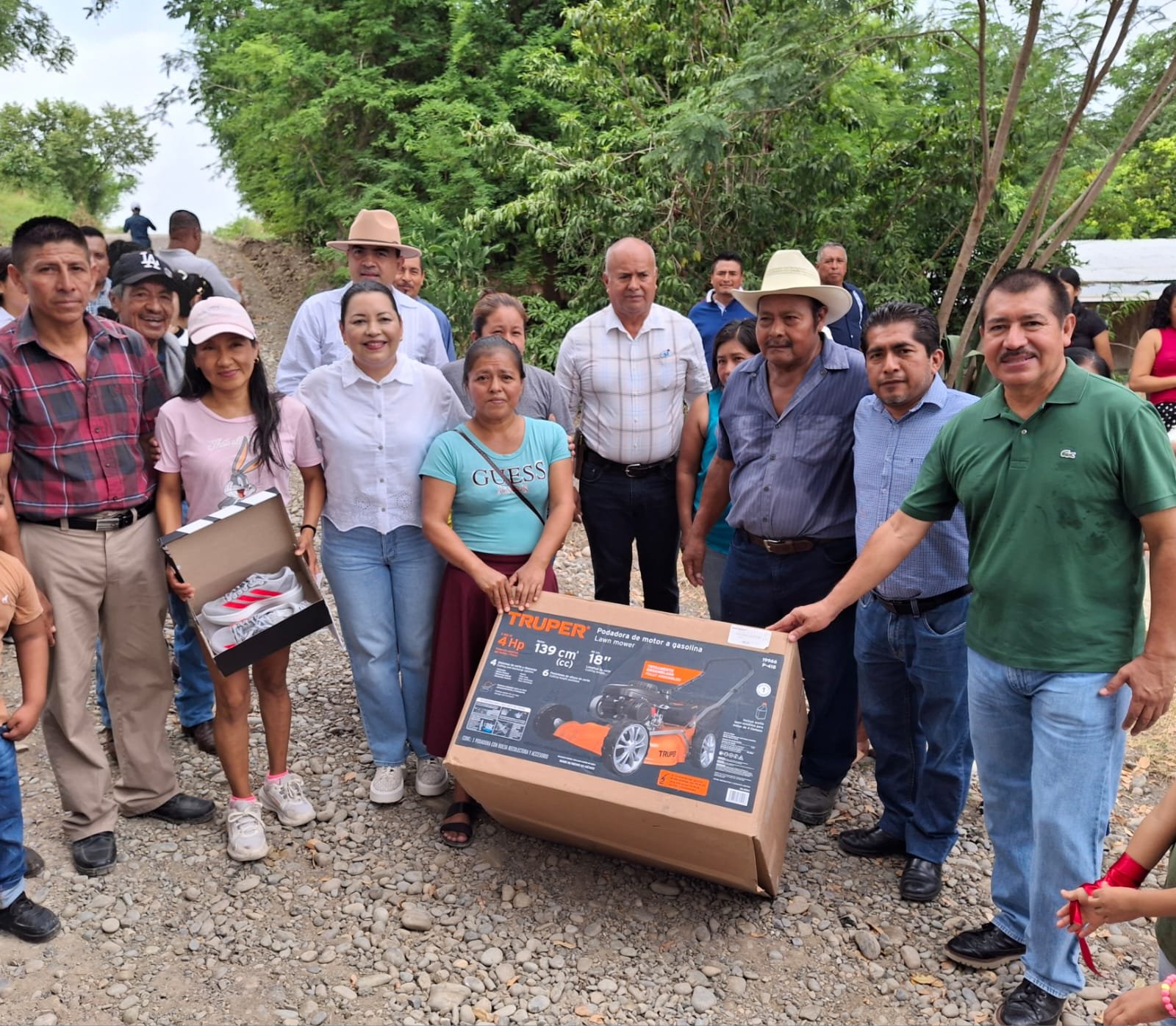 ENTREGA PEPE ARENAS OBRAS Y APOYOS A LA COMUNIDAD DE MANUEL ÁVILA CAMACHO – Foto 2